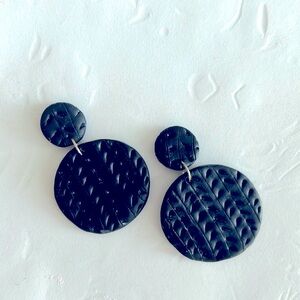 Black polymer pattern earrings new